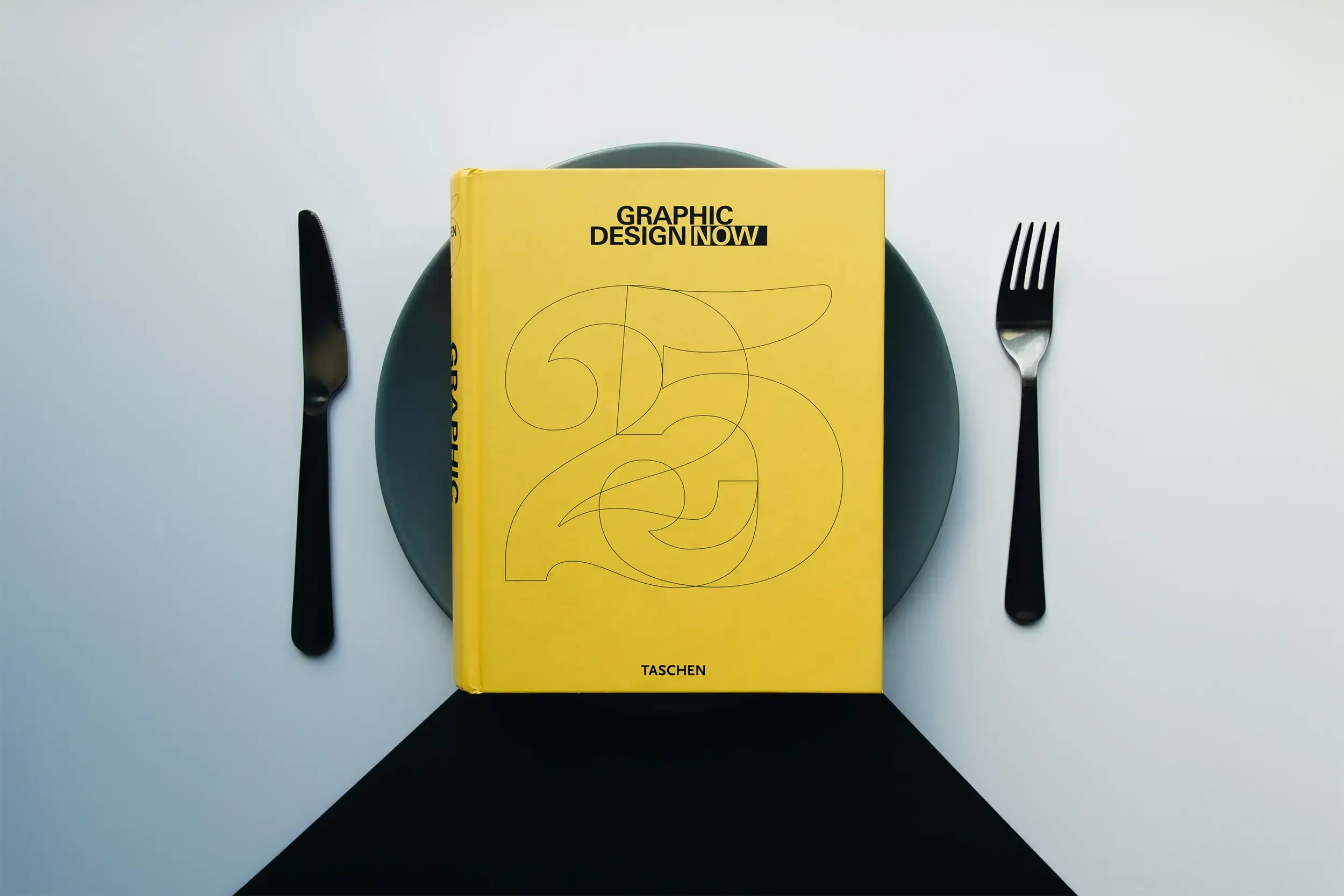 Bog med grafisk design