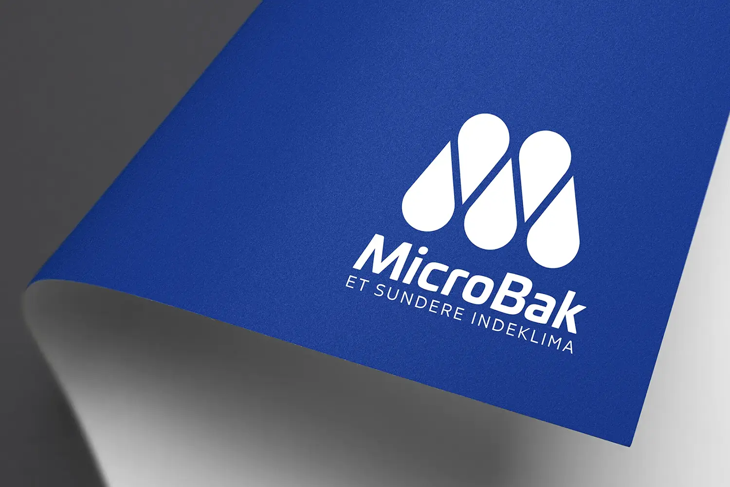 Microbak logo på blåt papir