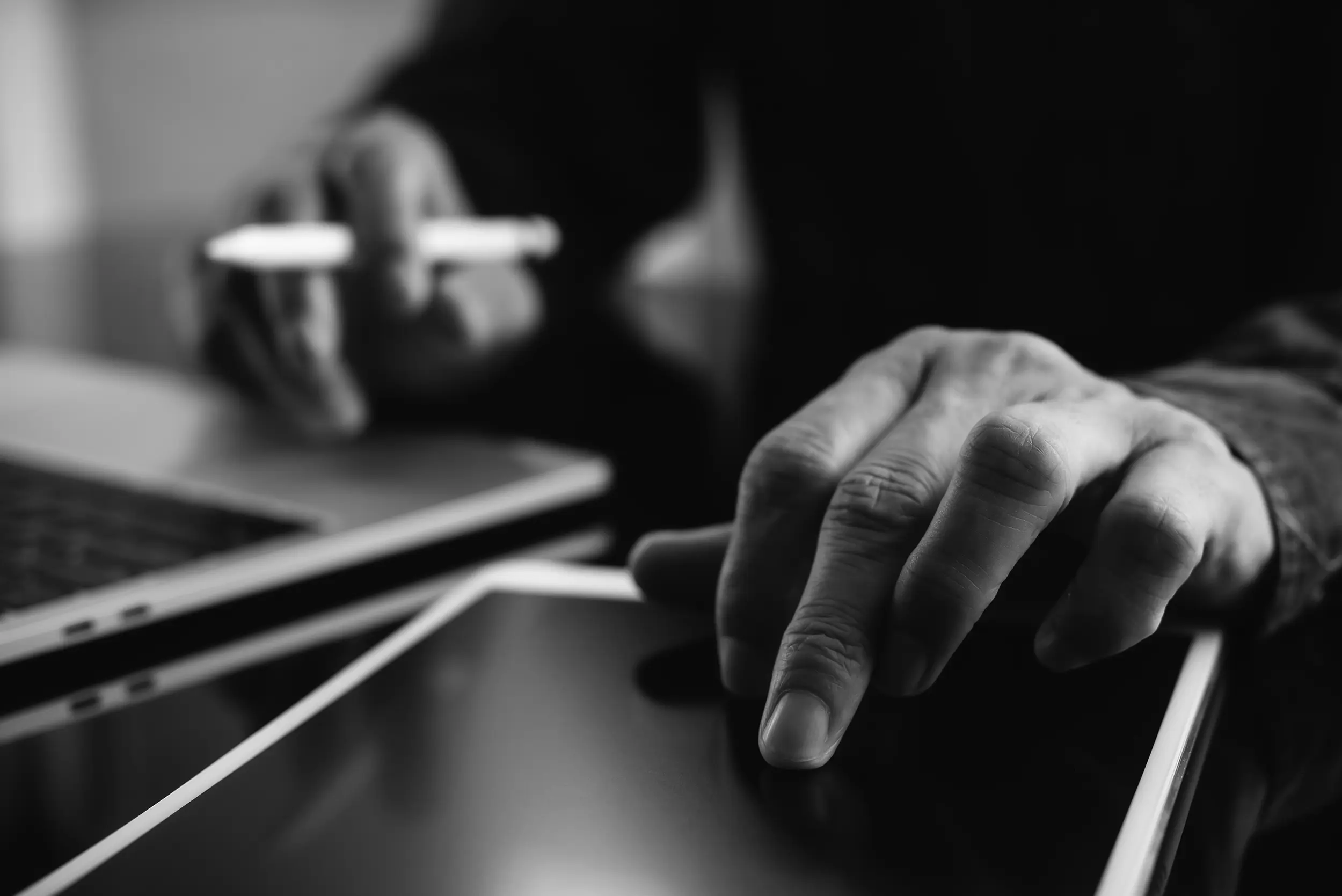 Freelance grafisk designer arbejder