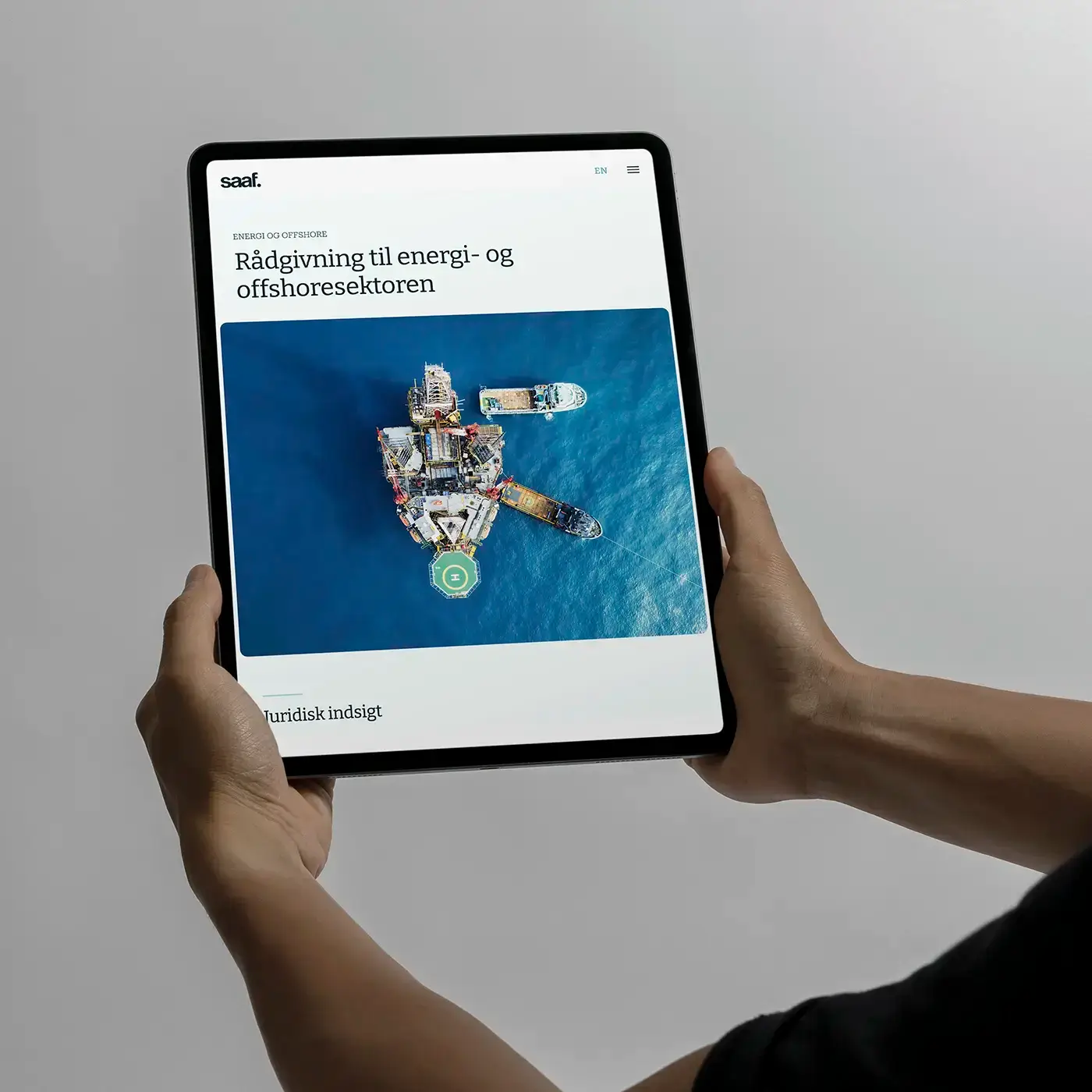 Hjemmeside til advokat vist på ipad