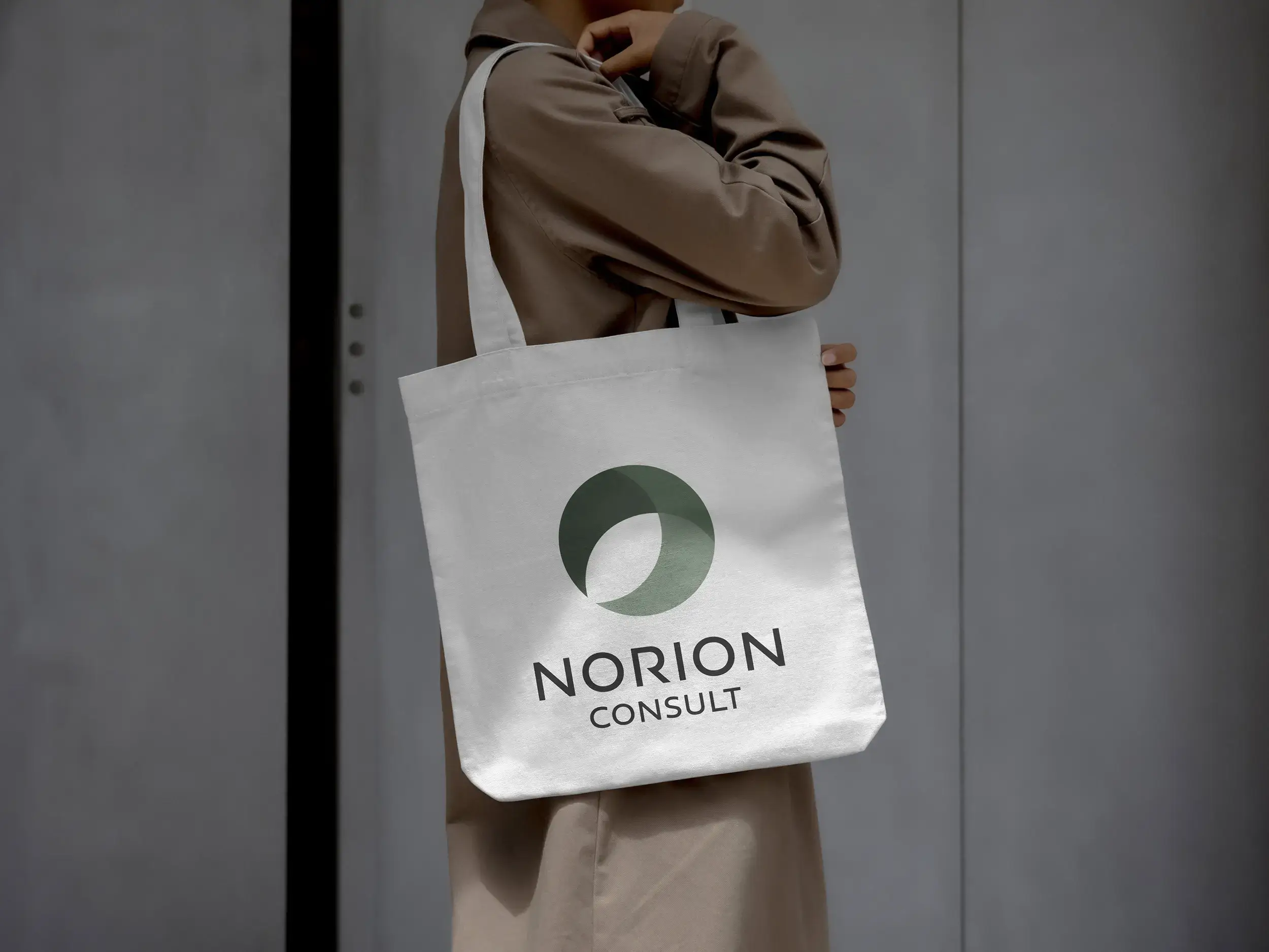 Design af logo til Norion Consult vist på mulepose