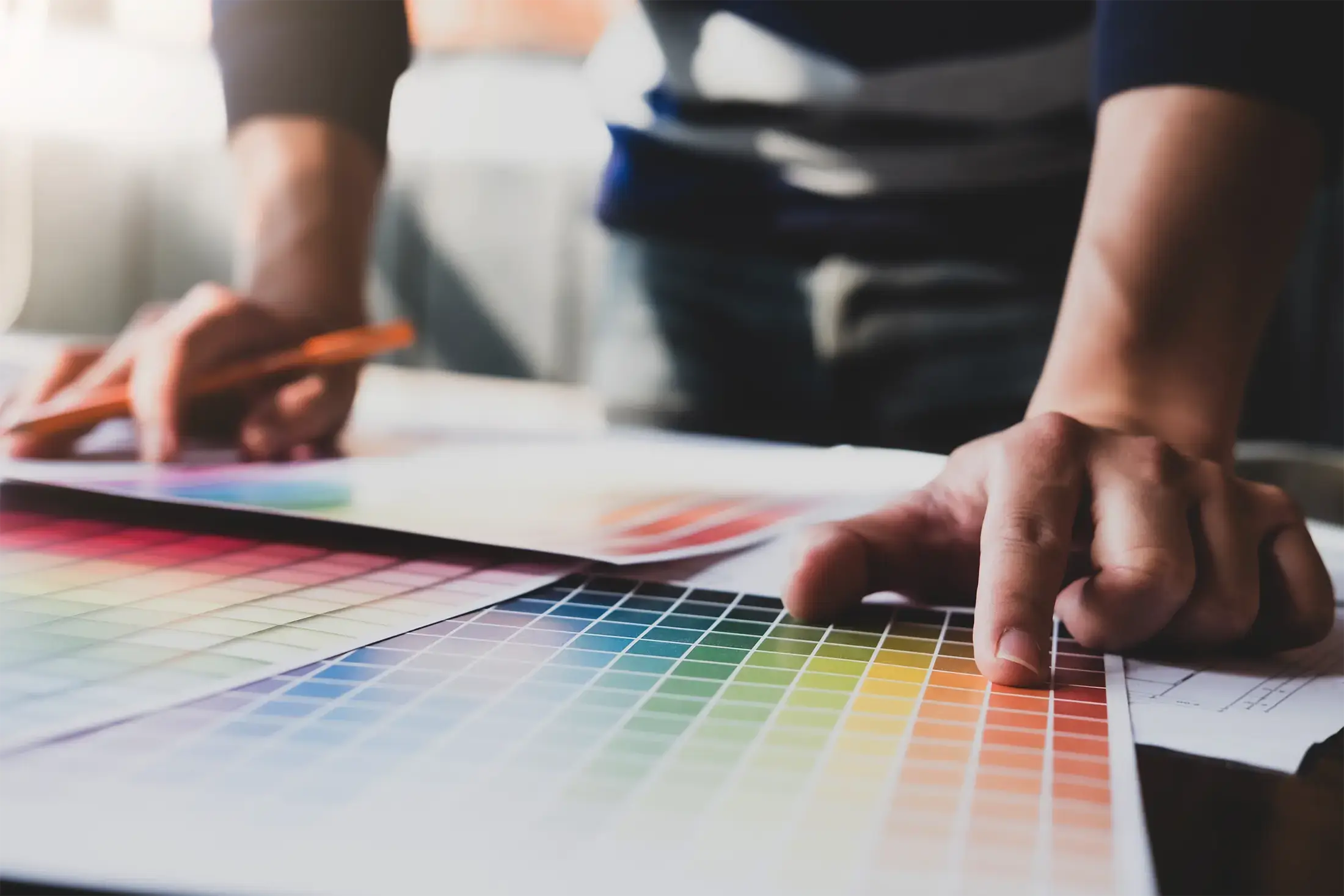 Grafisk designer arbejder med farver